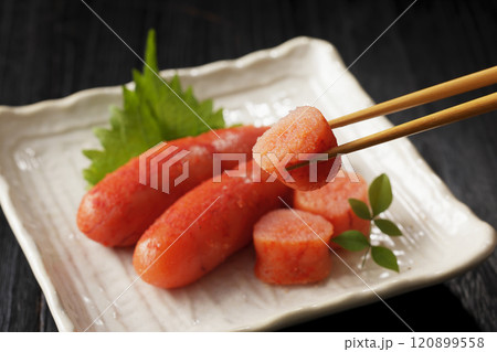 お皿に盛り付けた辛子明太子 お皿に盛り付けた辛子明太子 120899558