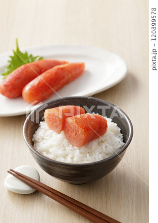 ご飯に乗った美味しそうな辛子明太子 120899578