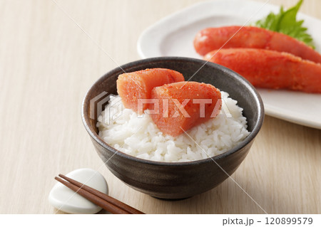 ご飯に乗った美味しそうな辛子明太子 120899579