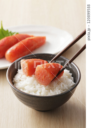 ご飯に乗った美味しそうな辛子明太子 120899588