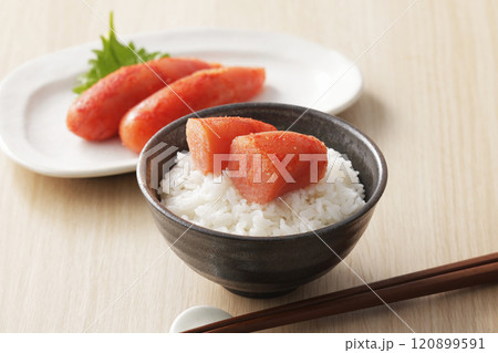 ご飯に乗った美味しそうな辛子明太子 120899591