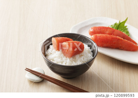 ご飯に乗った美味しそうな辛子明太子 120899593