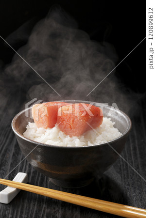 ご飯に乗った美味しそうな辛子明太子 120899612