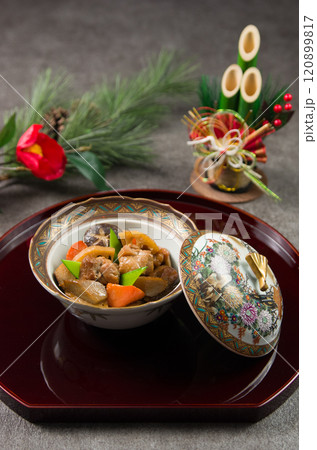 日本のお正月 筑前煮と門松 日本のお正月 筑前煮と門松 120899817