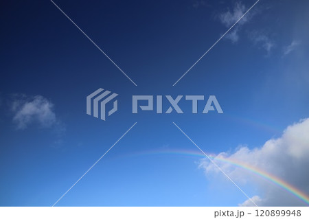 虹白い雲と青空  ＃虹 #レインボー #rainbow 120899948