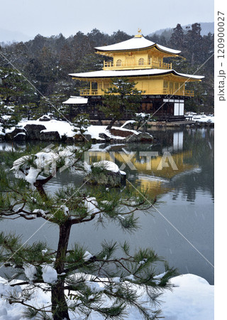 京都　金閣寺の雪景色 120900027