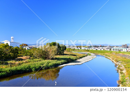 新井橋／浅川より万願寺歩道橋(ふれあい橋)／浅川方面を望む(東京都日野市)【2024.11】 120900154
