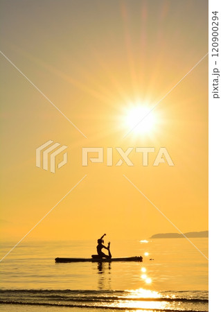 父母ヶ浜_シルエット_ヨガ 120900294