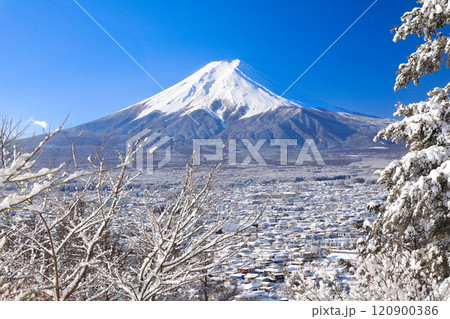 新倉山浅間公園から望む雪化粧の富士吉田市街地と富士山の風景 120900386