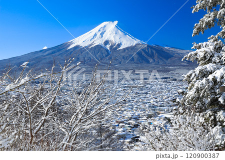 新倉山浅間公園から望む雪化粧の富士吉田市街地と富士山の風景 新倉山浅間公園から望む雪化粧の富士吉田市街地と富士山の風景 120900387