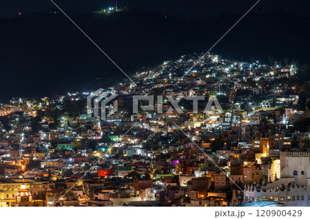 メキシコ・グアナファトの密集する家屋 夜景 メキシコ・グアナファトの密集する家屋 夜景 120900429