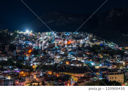 メキシコ・グアナファトの密集する家屋 夜景 メキシコ・グアナファトの密集する家屋 夜景 120900430