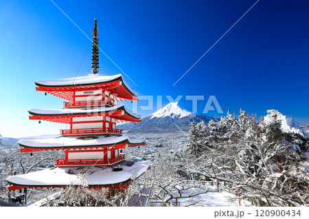 雪化粧した新倉山浅間神社忠霊塔と富士山の絶景　山梨県富士吉田市 120900434