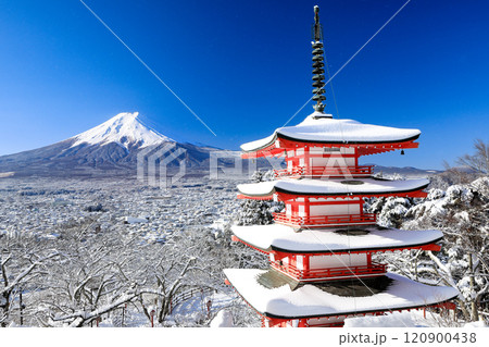 雪化粧した新倉山浅間神社忠霊塔と富士山の絶景 山梨県富士吉田市 雪化粧した新倉山浅間神社忠霊塔と富士山の絶景 山梨県富士吉田市 120900438