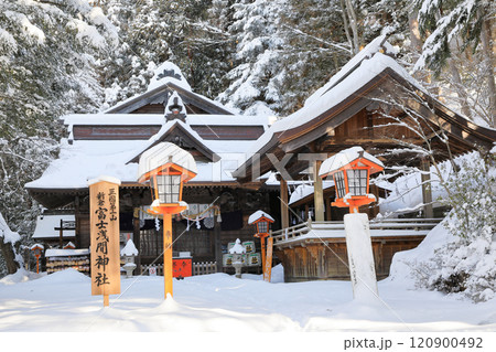 冬の新倉山浅間神社本殿 冬の新倉山浅間神社本殿 120900492