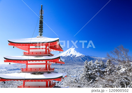 冬　雪化粧した新倉山浅間神社忠霊塔と富士山の絶景　山梨県富士吉田市 120900502