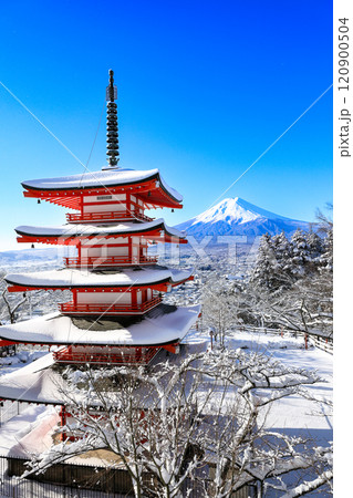 冬 雪化粧した新倉山浅間神社忠霊塔と富士山の絶景 山梨県富士吉田市 冬 雪化粧した新倉山浅間神社忠霊塔と富士山の絶景 山梨県富士吉田市 120900504