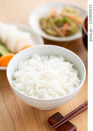 白いご飯と和食のおかず 120900835