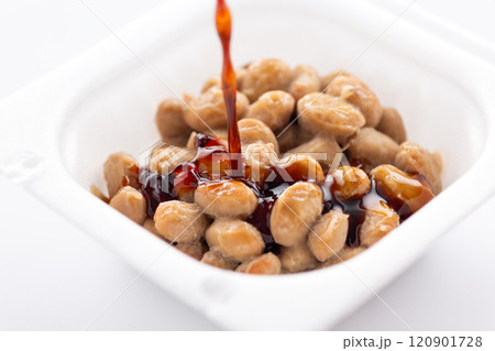 パック入りの市販の納豆 パック入りの市販の納豆 120901728