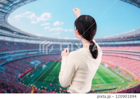 スタジアムで応援をする若い女性 スタジアムで応援をする若い女性 120901894