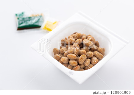 パック入りの市販の納豆 120901909