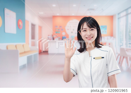 小児科のクリニックで働く若い女性 120901965