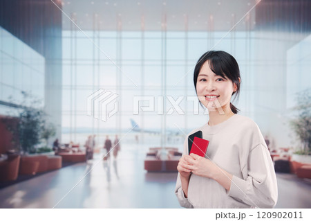 海外旅行に出発する若い女性 120902011