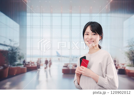 海外旅行に出発する若い女性 120902012