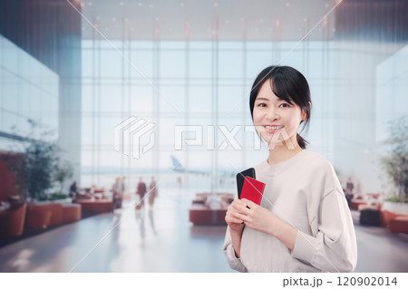 海外旅行に出発する若い女性 120902014