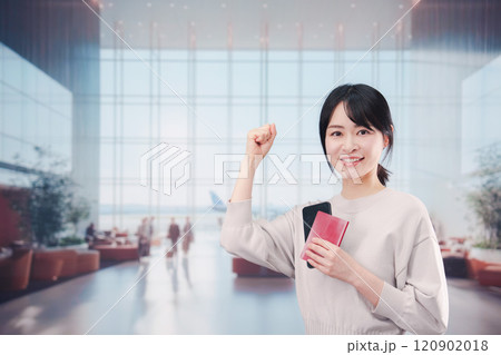 海外旅行に出発する若い女性 海外旅行に出発する若い女性 120902018