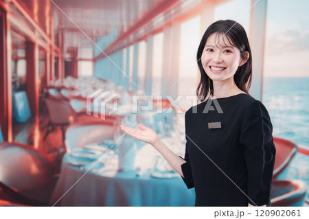 クルーズ船で働く若い女性のクルー クルーズ船で働く若い女性のクルー 120902061
