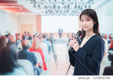 記者会見で質問をする女性の記者 記者会見で質問をする女性の記者 120902596
