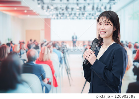 記者会見で質問をする女性の記者 記者会見で質問をする女性の記者 120902598