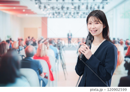 記者会見で質問をする女性の記者 記者会見で質問をする女性の記者 120902599