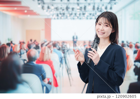 記者会見で質問をする女性の記者 記者会見で質問をする女性の記者 120902605