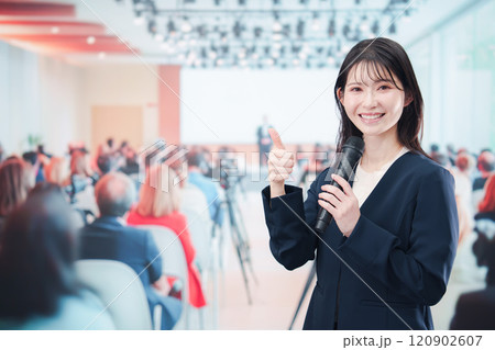 記者会見で質問をする女性の記者 記者会見で質問をする女性の記者 120902607