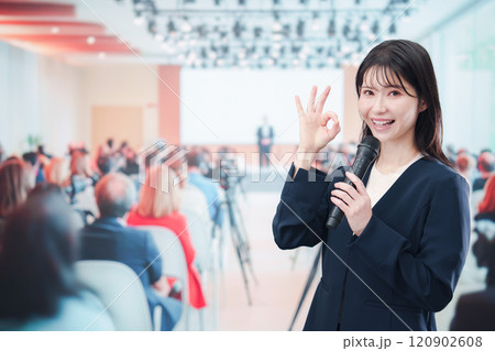 記者会見で質問をする女性の記者 記者会見で質問をする女性の記者 120902608
