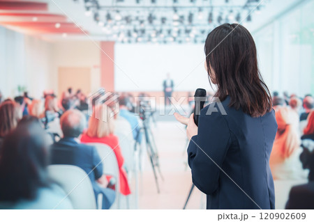 記者会見で質問をする女性の記者 記者会見で質問をする女性の記者 120902609
