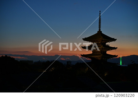 夕暮れの空と五重塔のシルエットを背景にした五重の塔 120903220