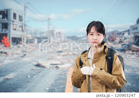 災害で被災し避難をする女性 120903247