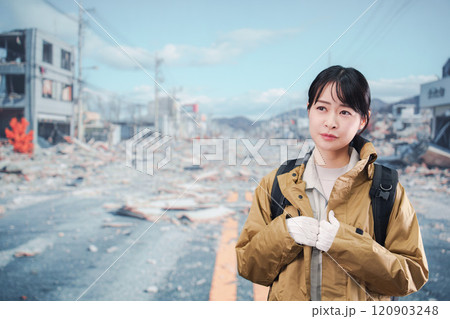 災害で被災し避難をする女性 120903248