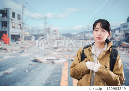 災害で被災し避難をする女性 災害で被災し避難をする女性 120903249