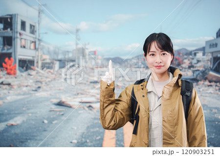 災害で被災し避難をする女性 災害で被災し避難をする女性 120903251