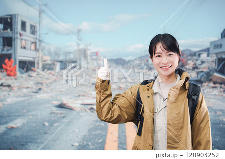 災害で被災し避難をする女性 災害で被災し避難をする女性 120903252