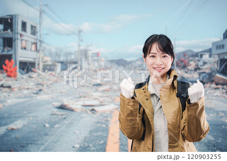 災害で被災し避難をする女性 120903255