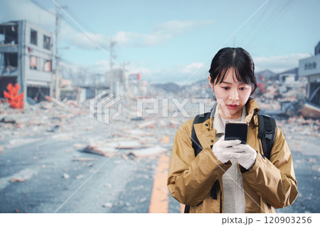 災害で被災し避難をする女性 120903256