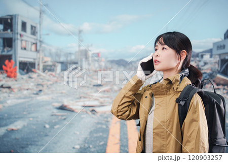 災害で被災し避難をする女性 災害で被災し避難をする女性 120903257