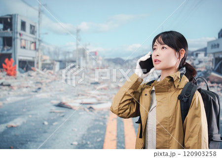 災害で被災し避難をする女性 災害で被災し避難をする女性 120903258