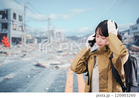 災害で被災し避難をする女性 災害で被災し避難をする女性 120903260