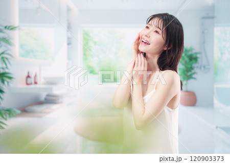 家でスキンケアをする若い女性 120903373